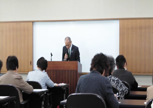 <講義を行った 山岸審査役>