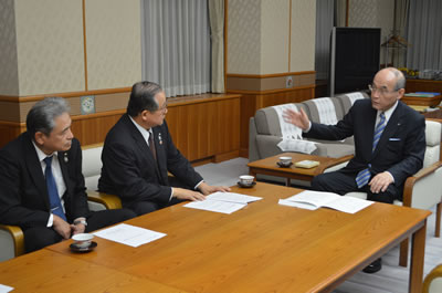 ＜谷本県知事（右）に要請する上坂会長（中）、東専務（左）＞ 