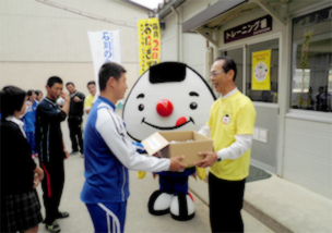 おにぎり・ポケットティッシュ120個を配布